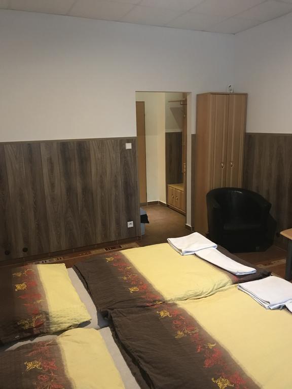 Batavya Penzion Топольчани Экстерьер фото